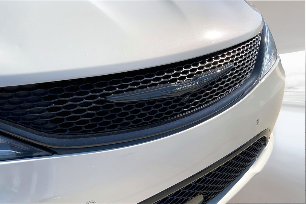 Used 2020 Luxury White Pearlcoat Chrysler Touring L Plus image 28