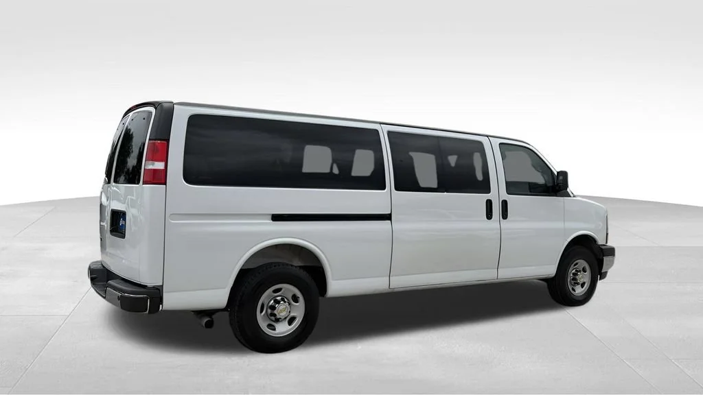 Used 2025 Summit White Chevrolet 1LT image 10
