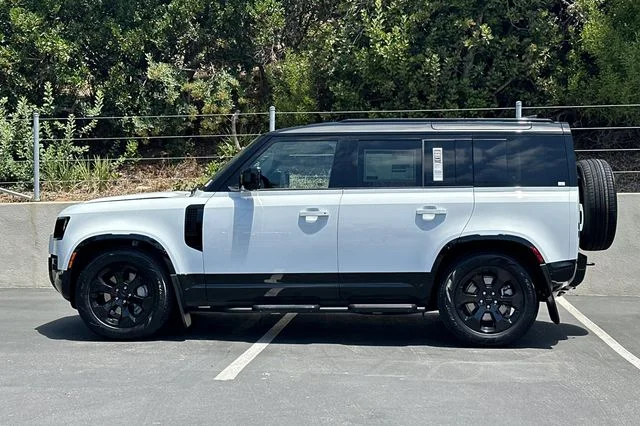 New 2026 Fuji White Land Rover X-Dynamic SE image 2
