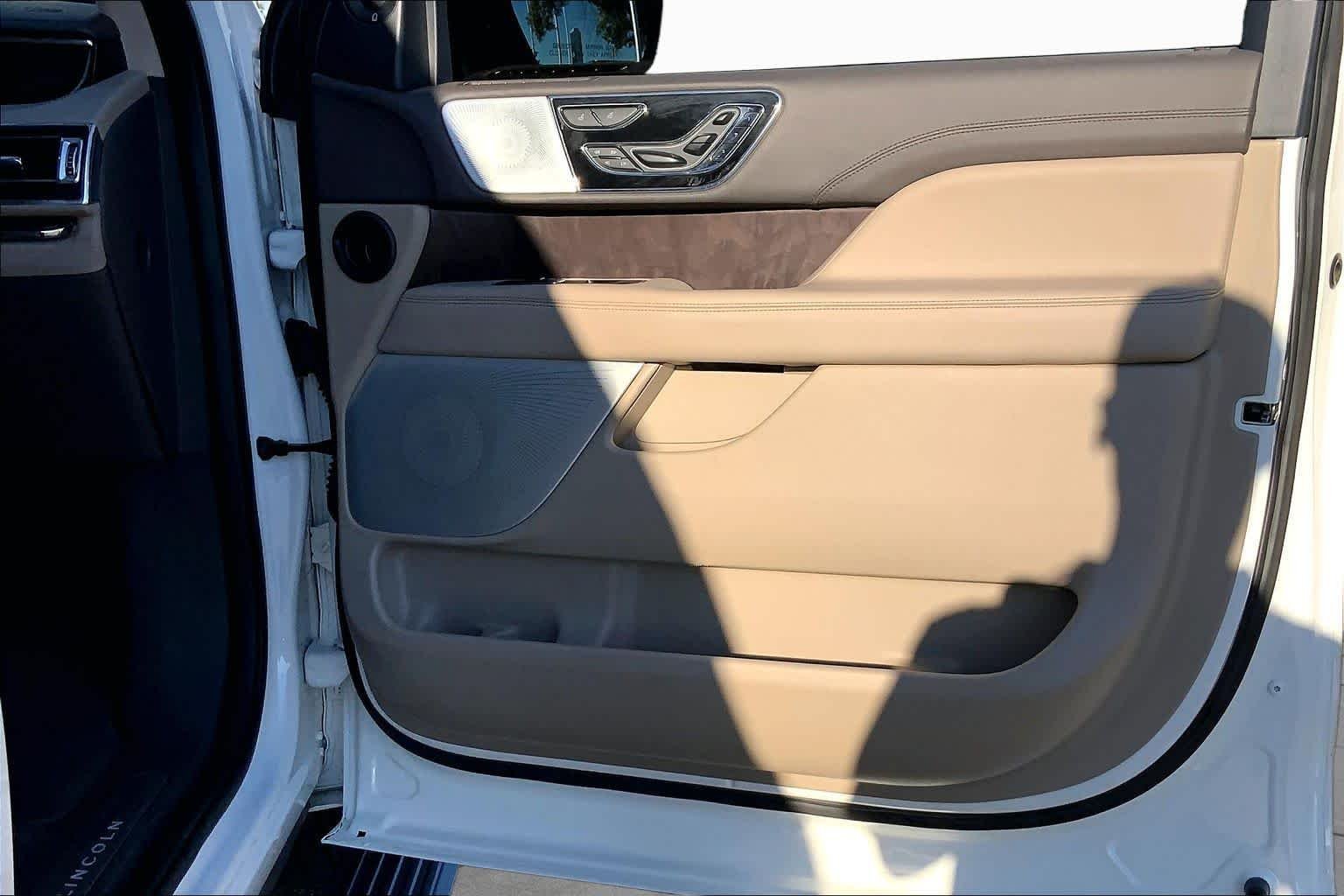 Used 2024 Pristine White Lincoln Reserve image 23