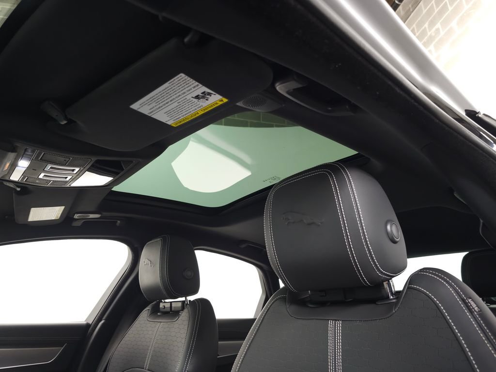 Used 2022  Jaguar R-Dynamic SE image 17