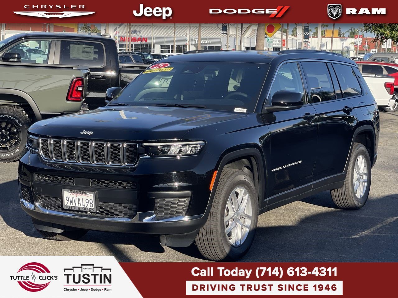 Used 2025 Diamond Black Crystal Pearlcoat Jeep Laredo image 3