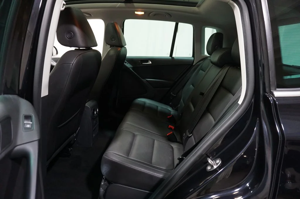 Used 2016 Deep Black Pearl Volkswagen SE image 14