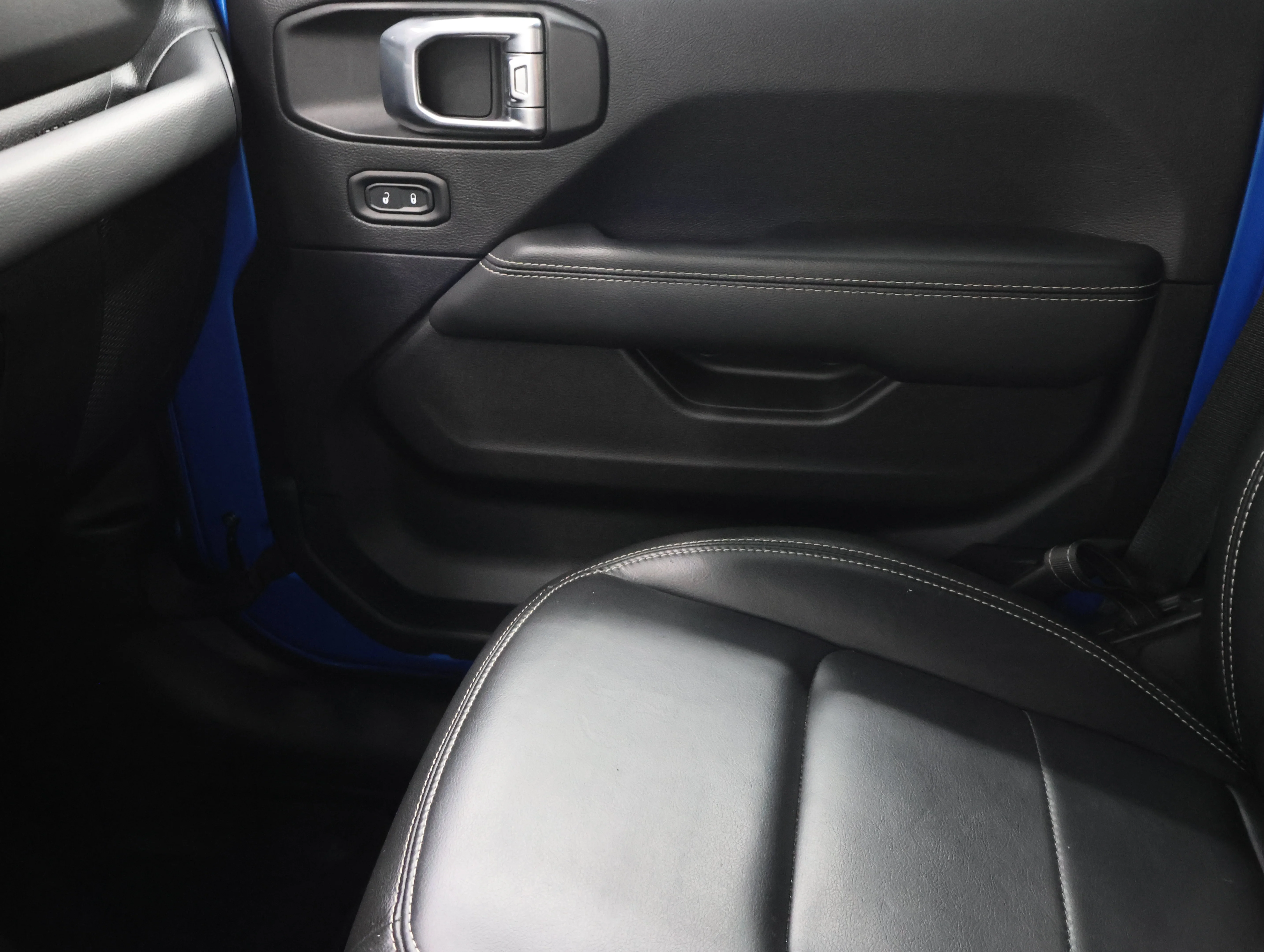 Used 2022 Hydro Blue Pearlcoat Jeep Unlimited Sahara image 12