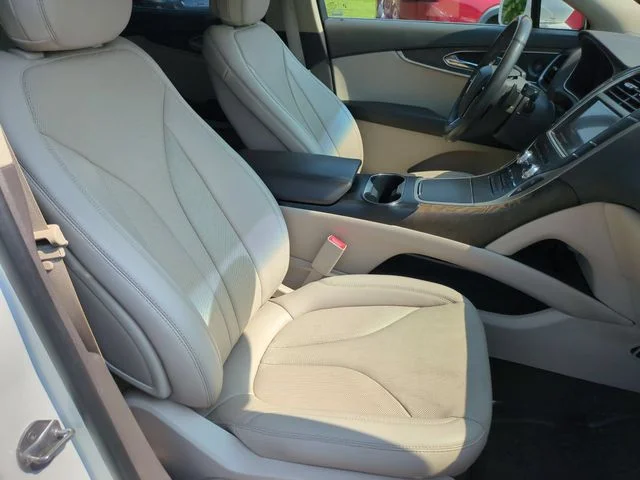 Used 2020 White Lincoln Reserve image 34