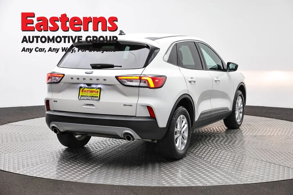 Used 2022 White Ford SE image 5