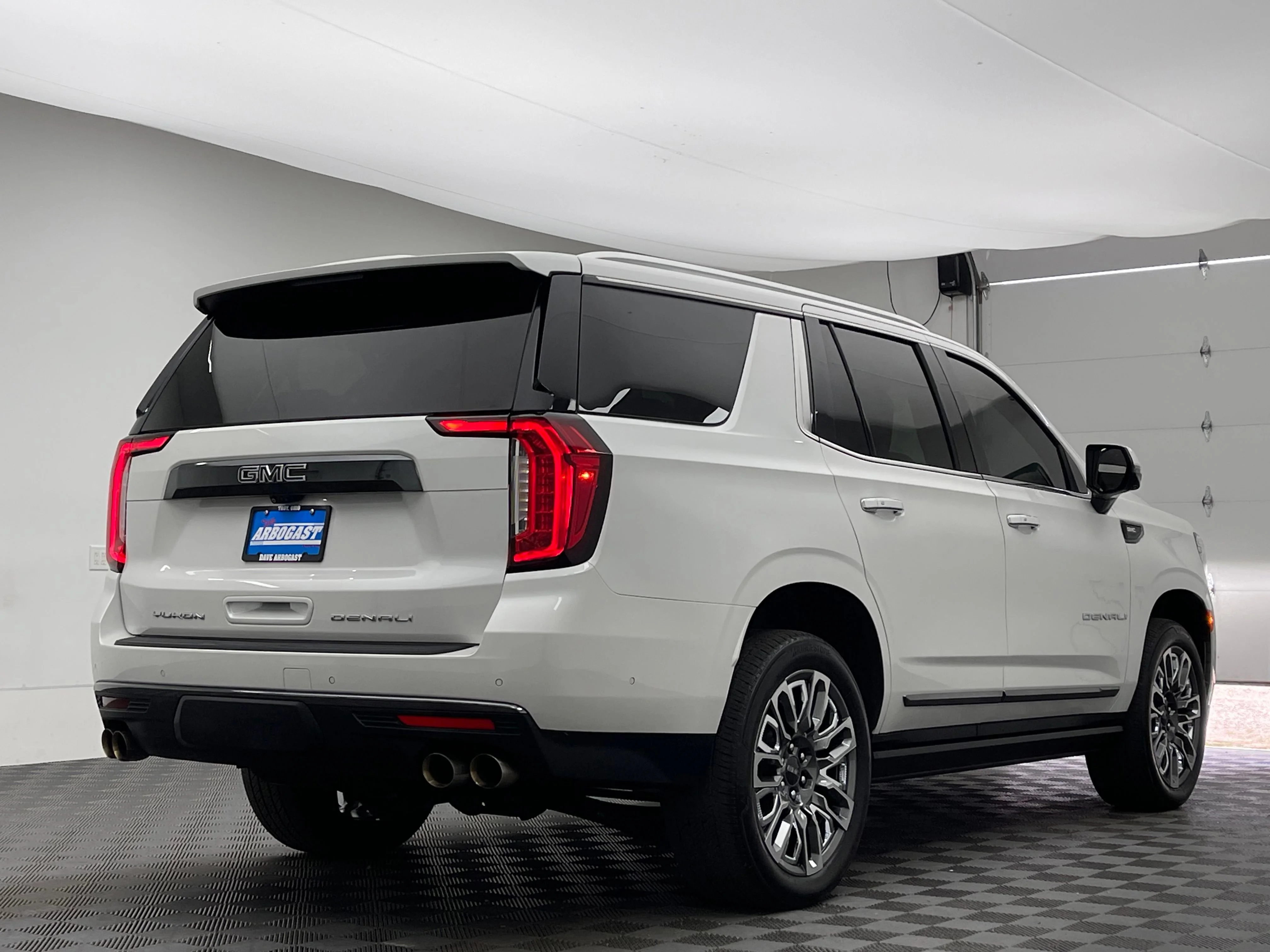 Used 2024 White Frost Tricoat GMC Denali Ultimate image 11
