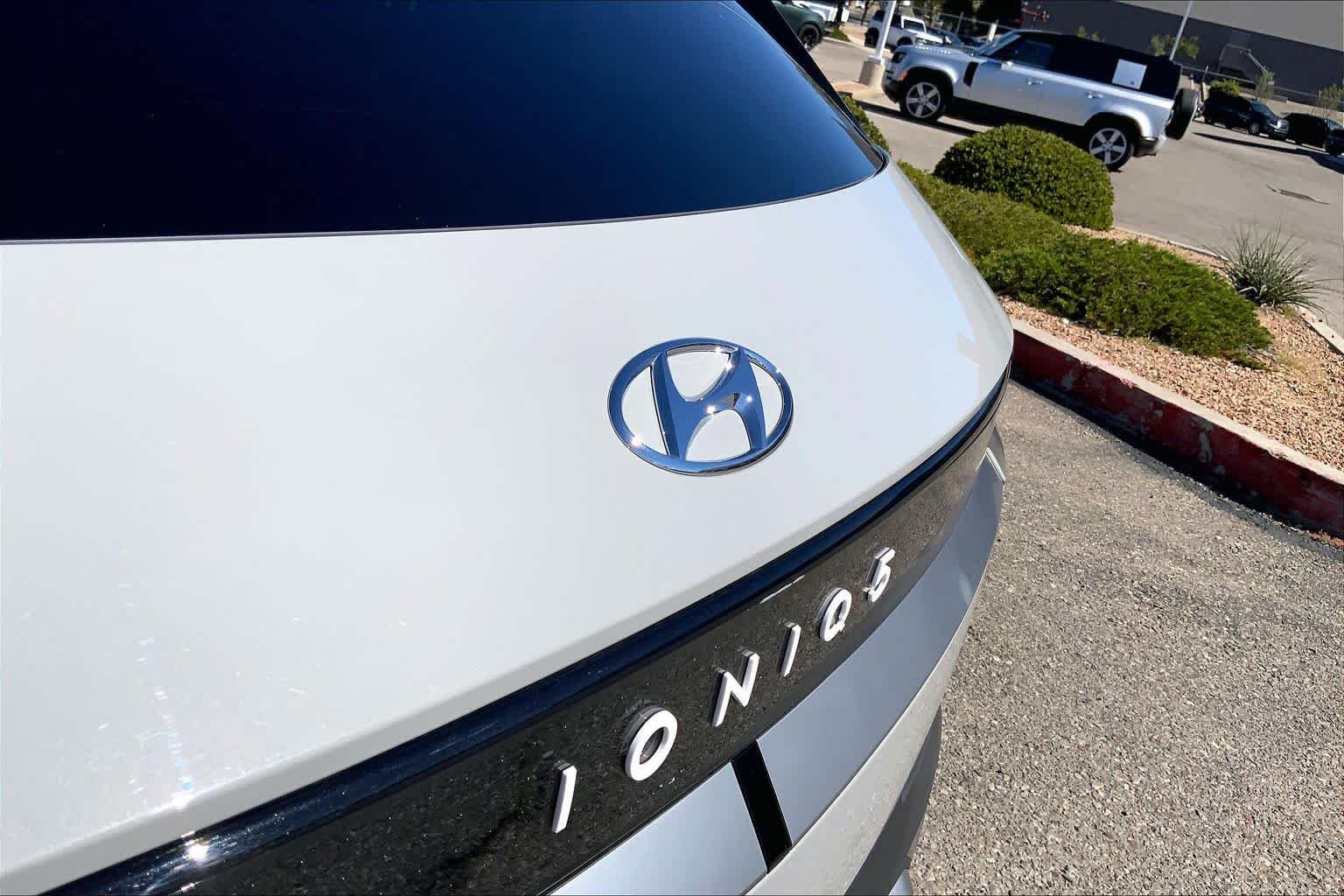 Used 2024 Cyber Gray Hyundai SE image 29