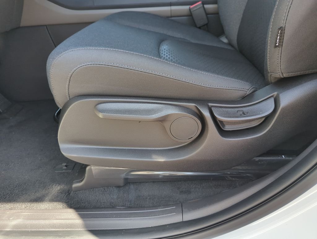 New 2027 Snow White Pearl Kia LX image 13
