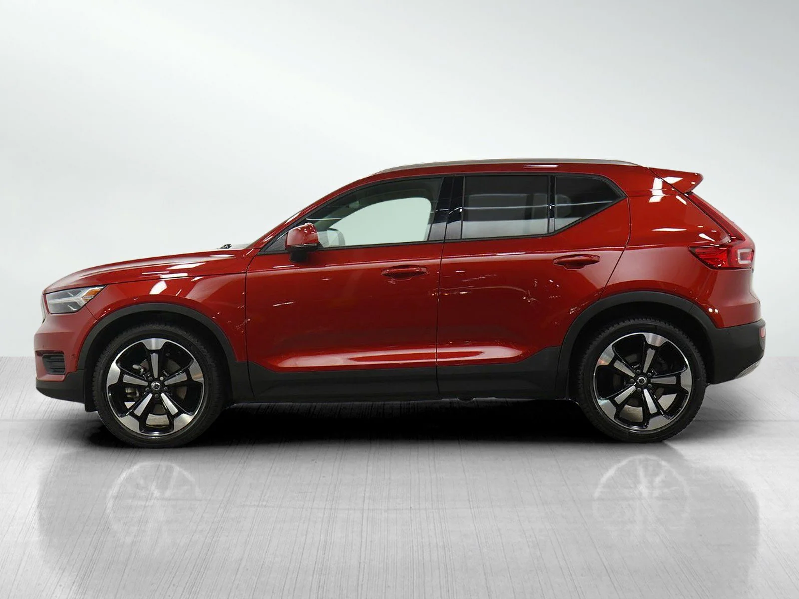 Used 2019 Volvo XC40 Momentum with VIN YV4162XZ4K2012742 for sale in Wayzata, Minnesota