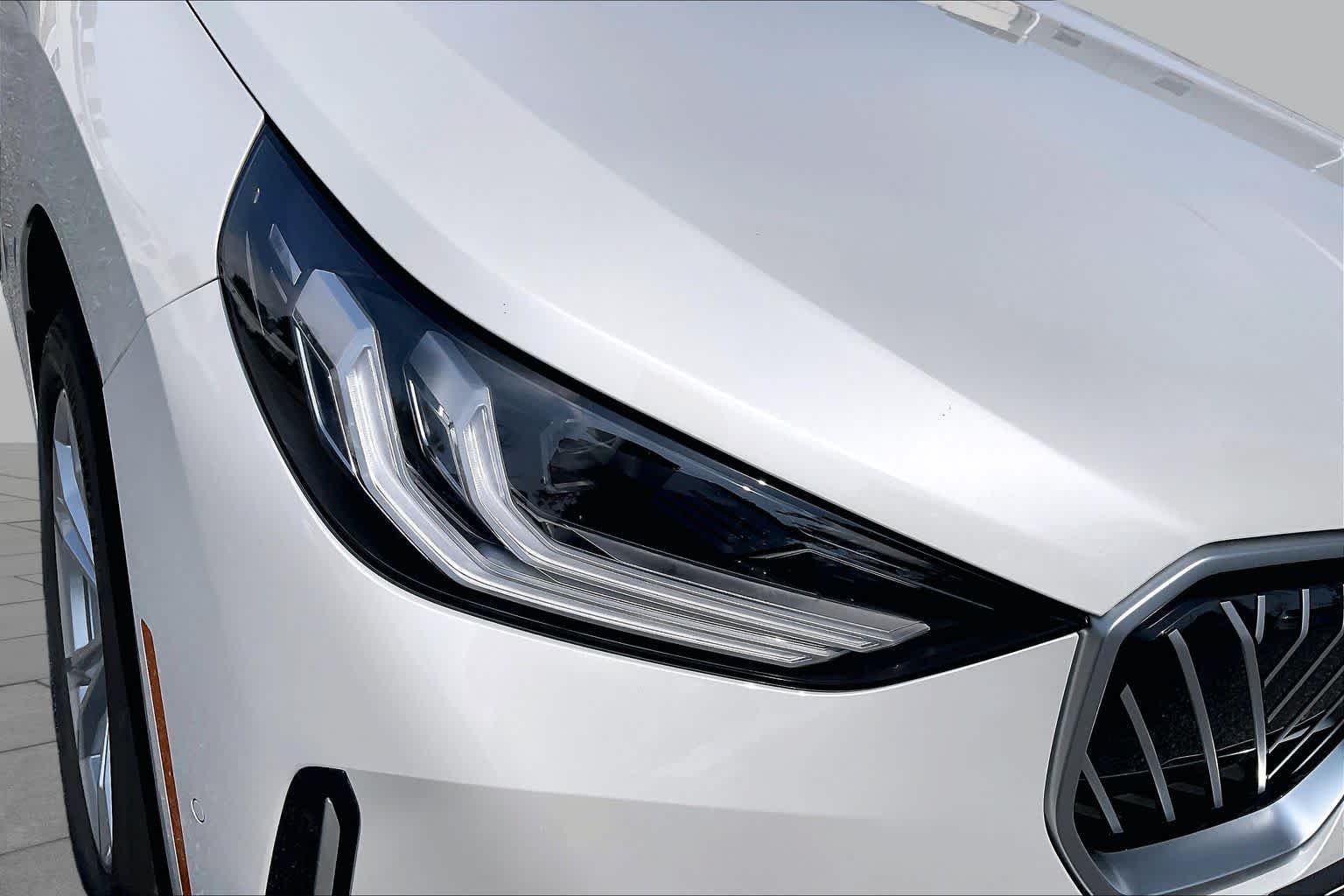 Used 2025 Mineral White Metallic BMW 30 xDrive image 28