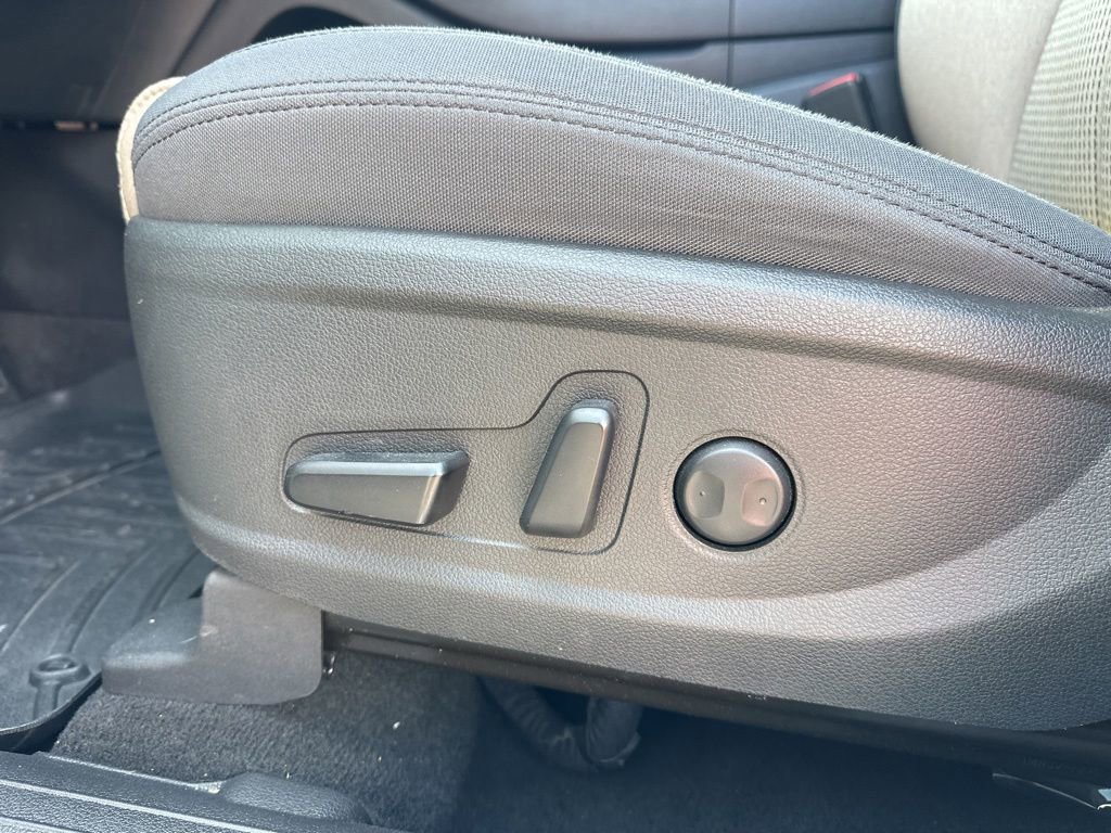 Used 2023 White Hyundai SEL image 14