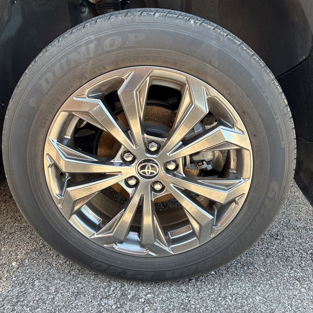 Used 2022 Silver Sky Metallic Toyota XLE Premium image 4