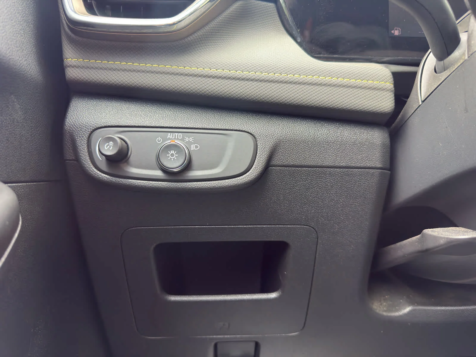 Used 2025 Iridescent Pearl Tricoat Chevrolet ACTIV image 19