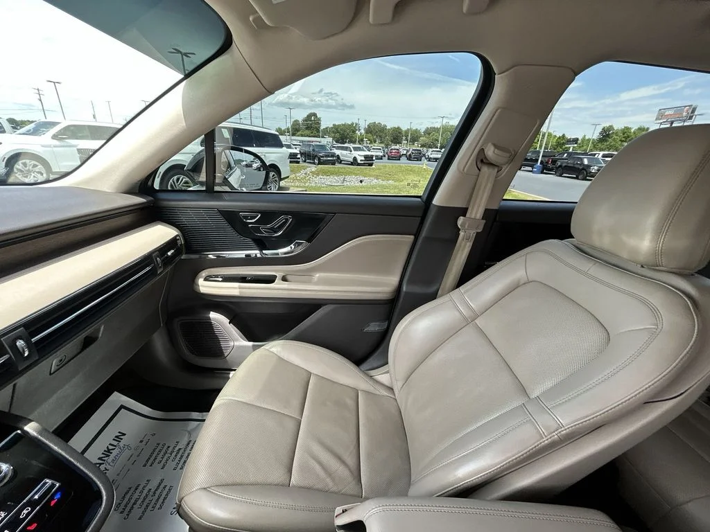 Used 2022 White Lincoln Reserve image 13
