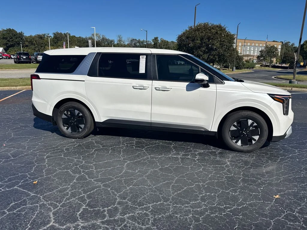 New 2025 White Kia LXS image 2