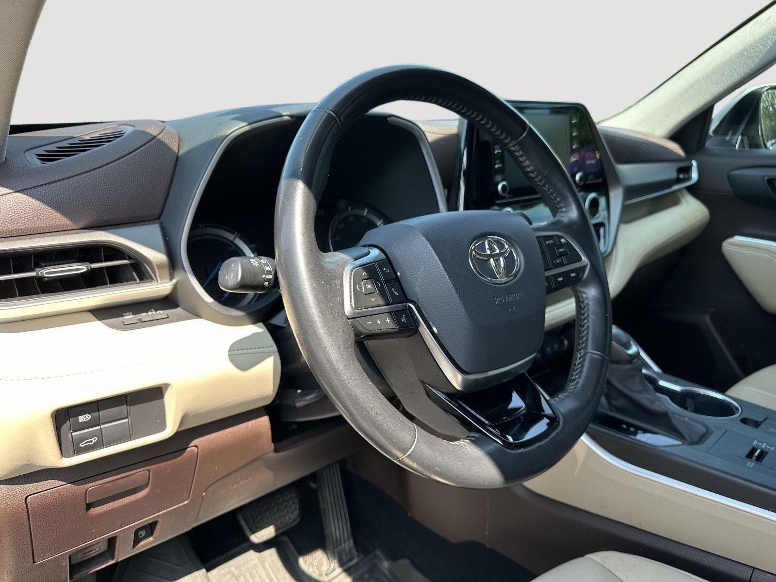 Used 2020 Blizzard Pearl Toyota XLE image 11