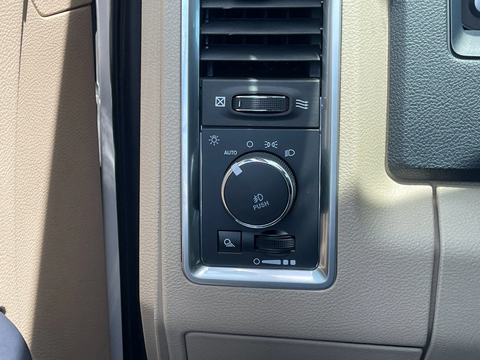 Used 2018 White Ram Laramie Longhorn image 31
