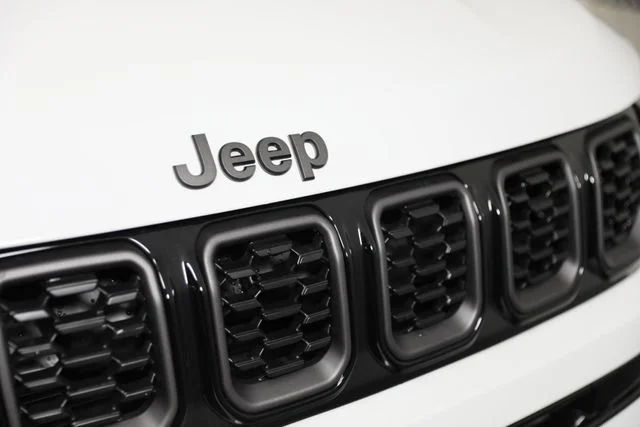 New 2026 Bright White Clear-Coat Exterior Paint Jeep Limited image 28