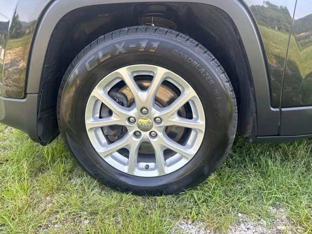 Used 2014 Black Jeep Latitude image 12