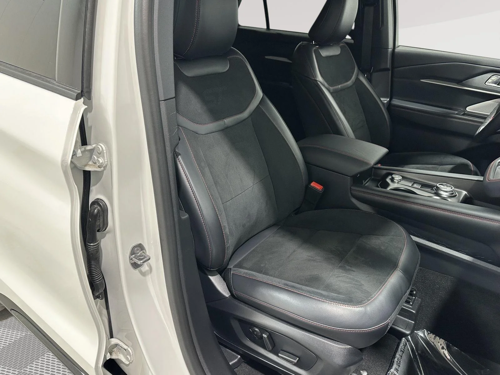 Used 2026 Star White Metallic Tri-coat Ford ST image 25