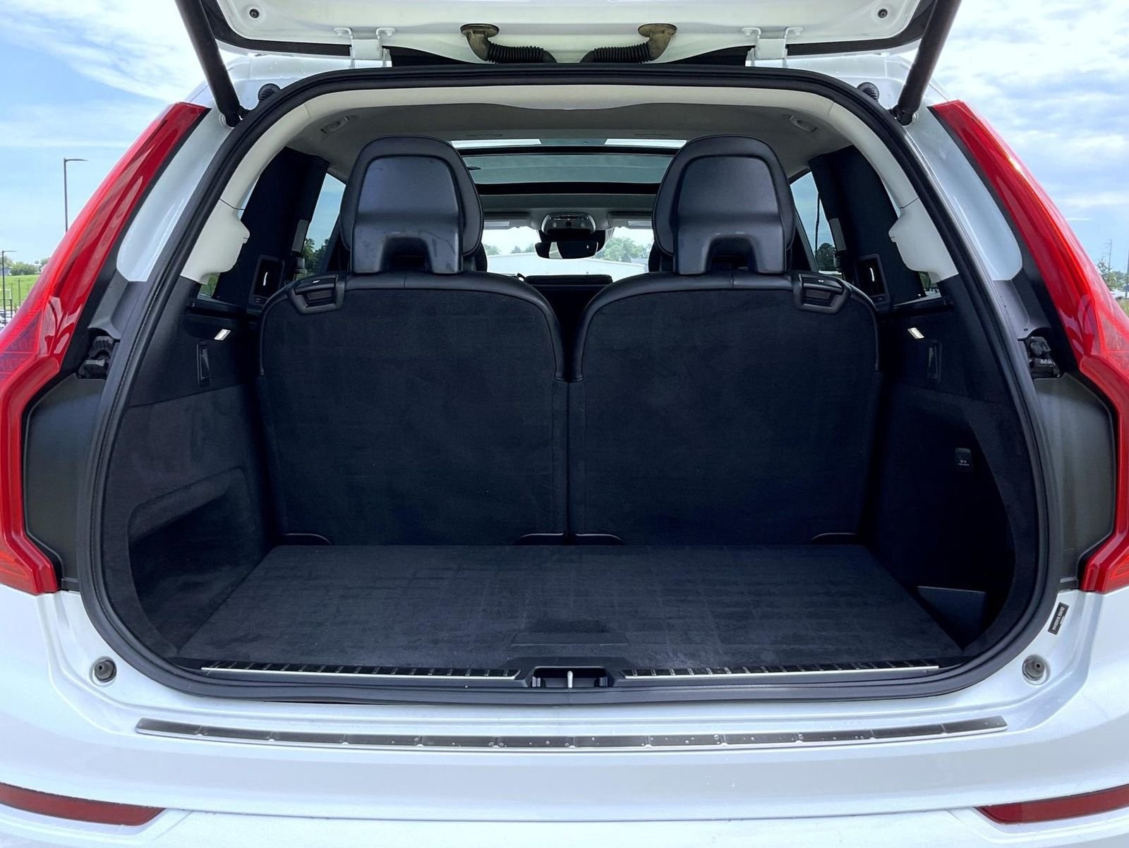 Used 2020 White Volvo T5 Momentum image 24