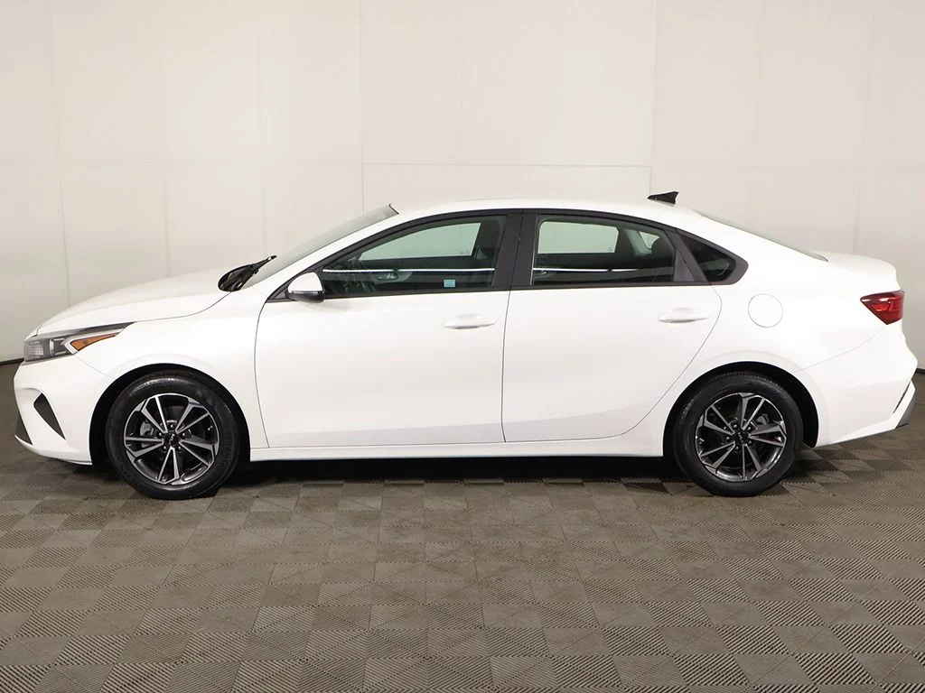 Used 2022 White Kia LXS image 19