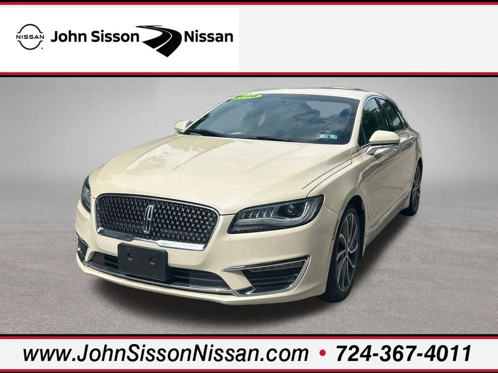Used 2018  Lincoln Premiere image 1