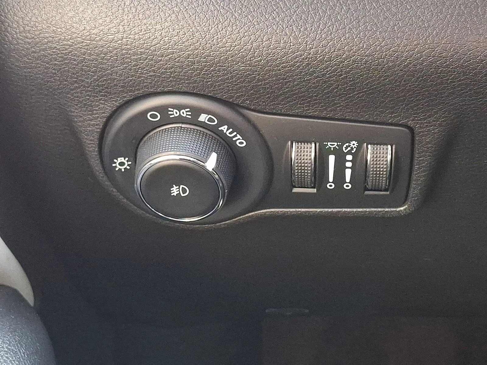 Used 2023 Diamond Black Crystal Pearlcoat Jeep Limited image 24