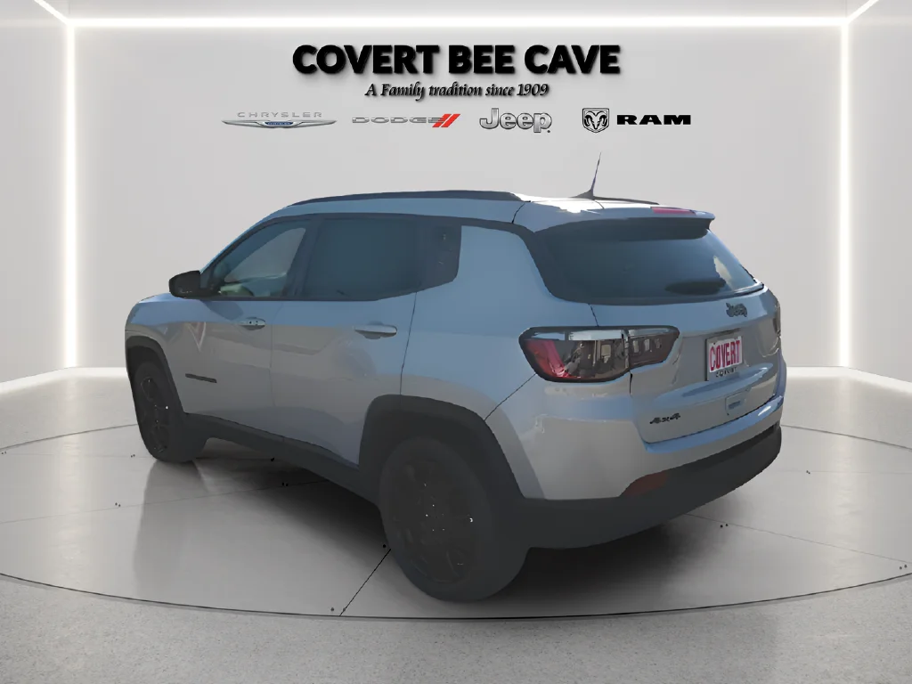 New 2026 Silver Zynith Metallic Clearcoat Jeep Latitude image 11