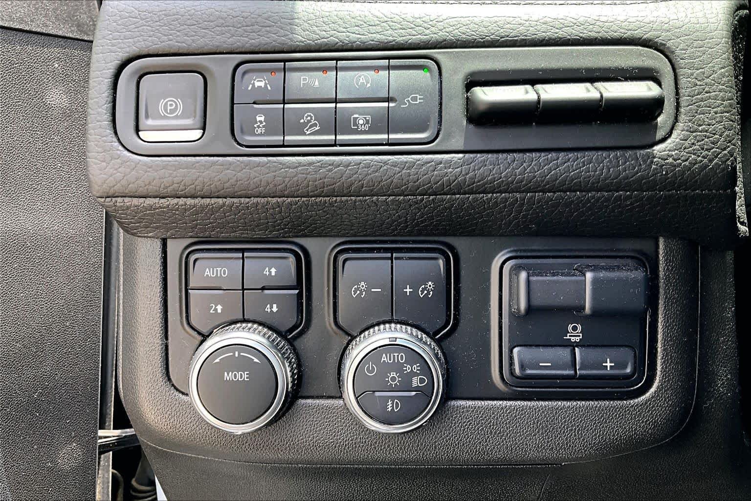 Used 2022 White Frost Tricoat GMC Denali image 31