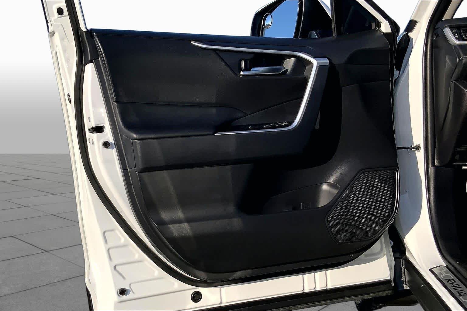Used 2025 Wind Chill Pearl Toyota XLE Premium image 21