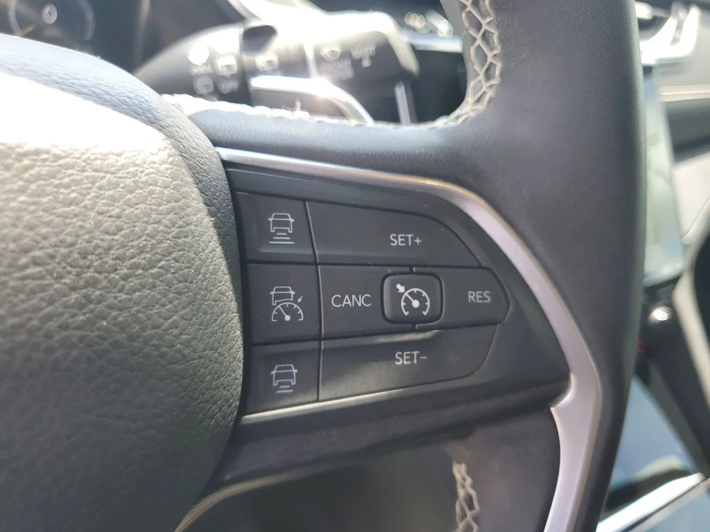 Used 2024 White Jeep Altitude image 17