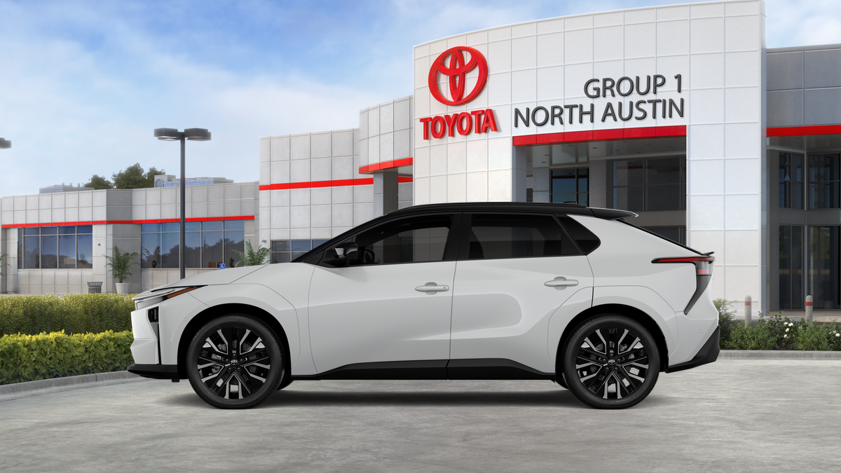 New 2026 Wind Chill Pearl with Midnight Black Metallic roof Toyota Limited image 4