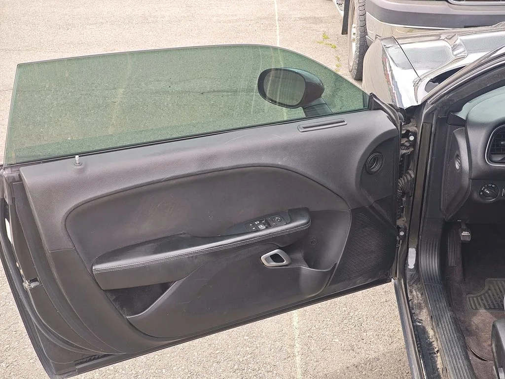 Used 2016 Pitch Black Clearcoat Dodge SXT image 12