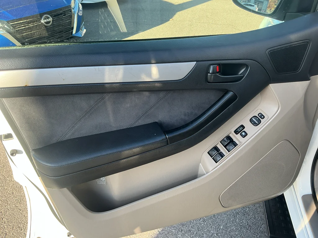 Used 2005 Natural White Toyota SR5 image 12
