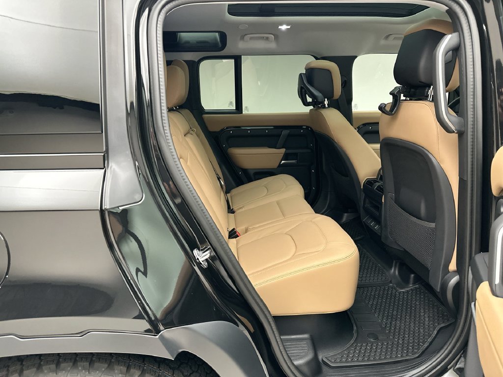 New 2026 Santorini Black Metallic Land Rover S image 7
