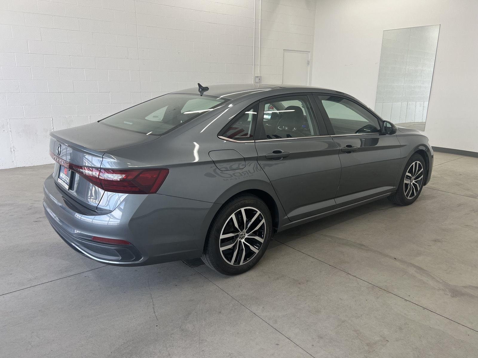 Used 2025 GRAY Volkswagen SE image 8