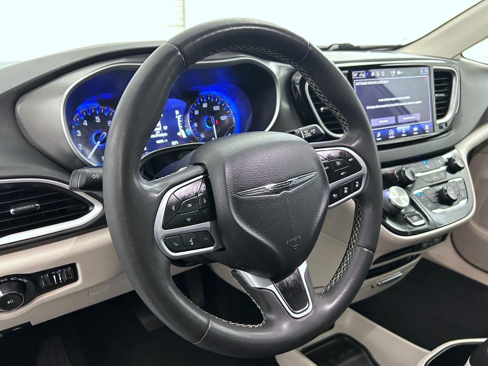 Used 2022 White Chrysler Touring L image 11