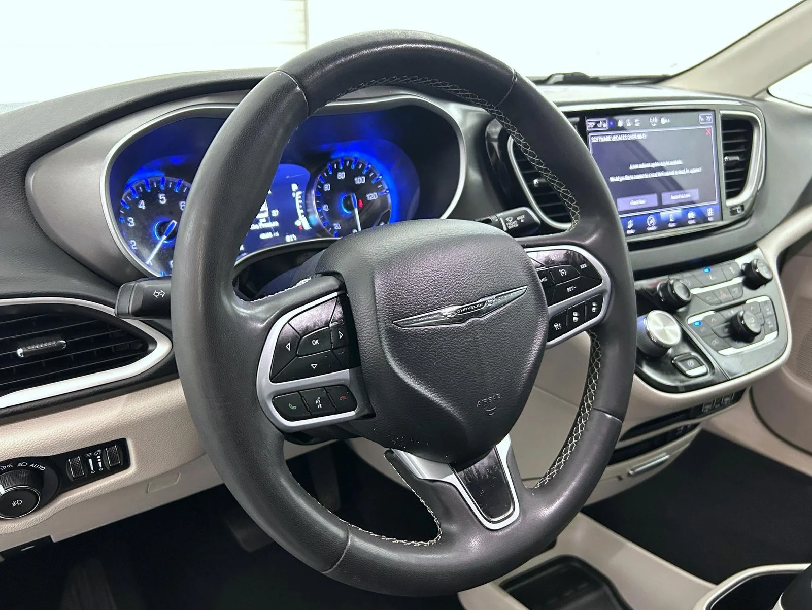 Used 2022 White Chrysler Touring L image 11