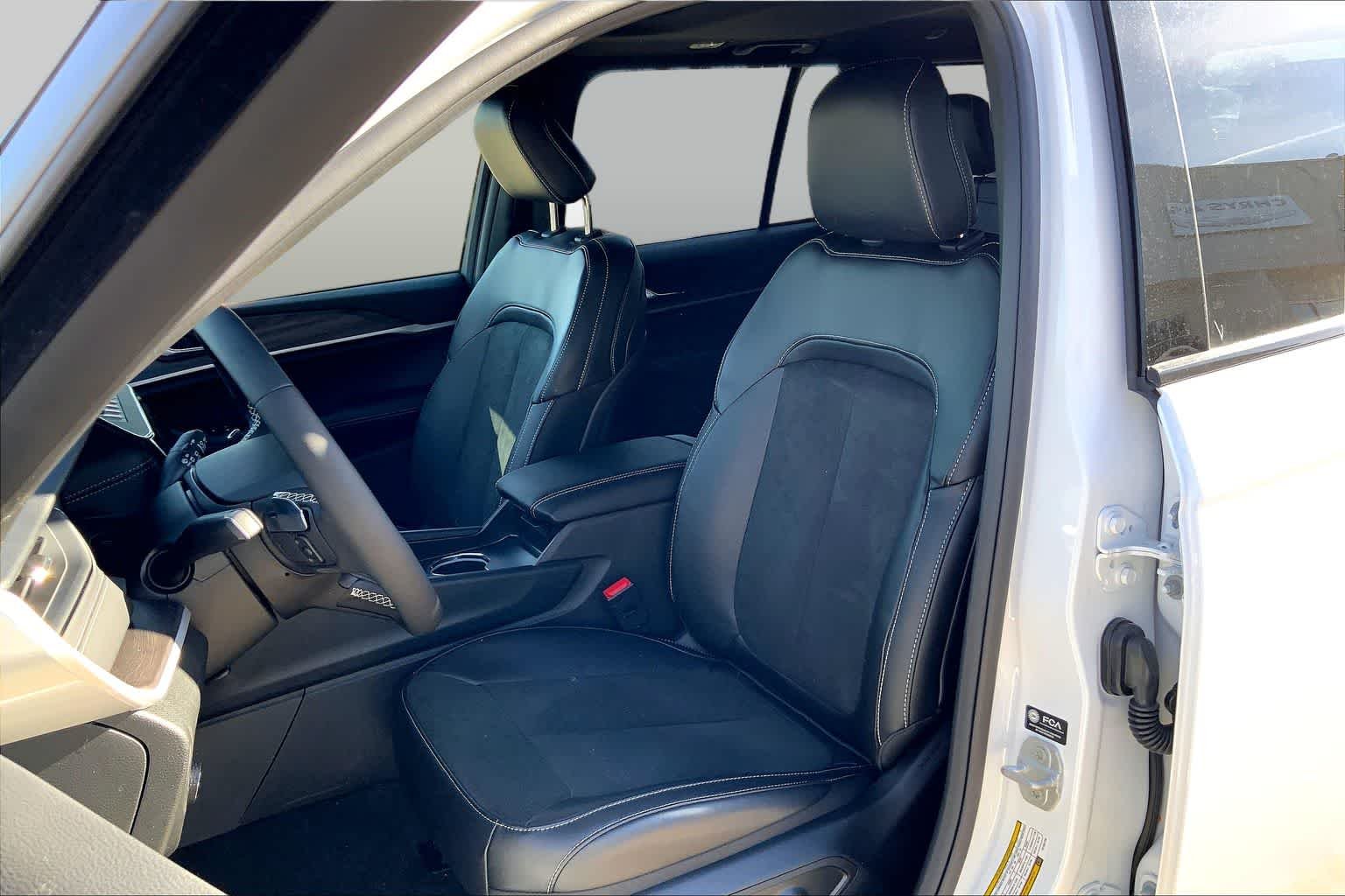 New 2026 Bright White Clearcoat Jeep Laredo Altitude image 9