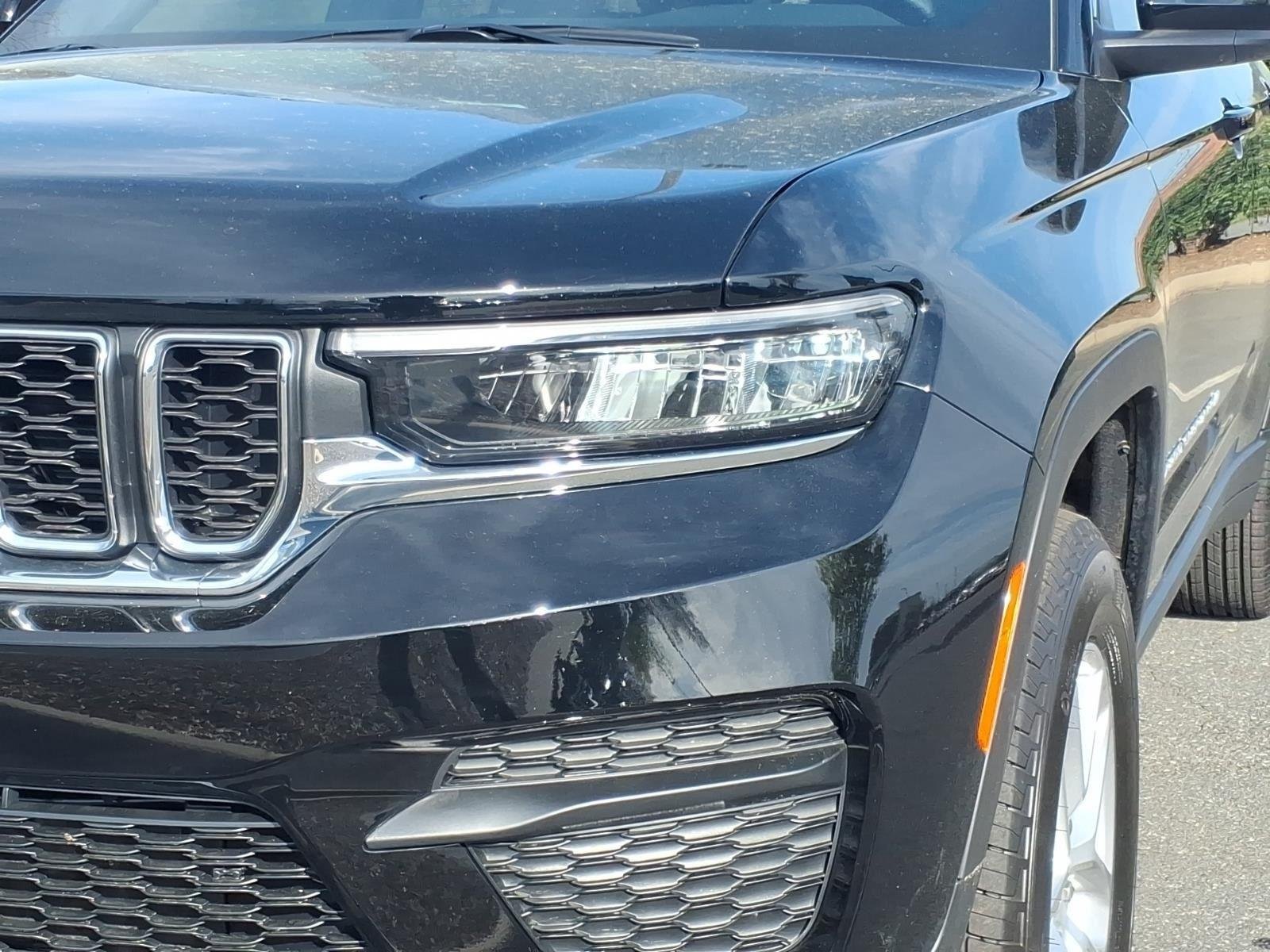 New 2026 Diamond Black Crystal Pearlcoat Jeep Laredo image 12