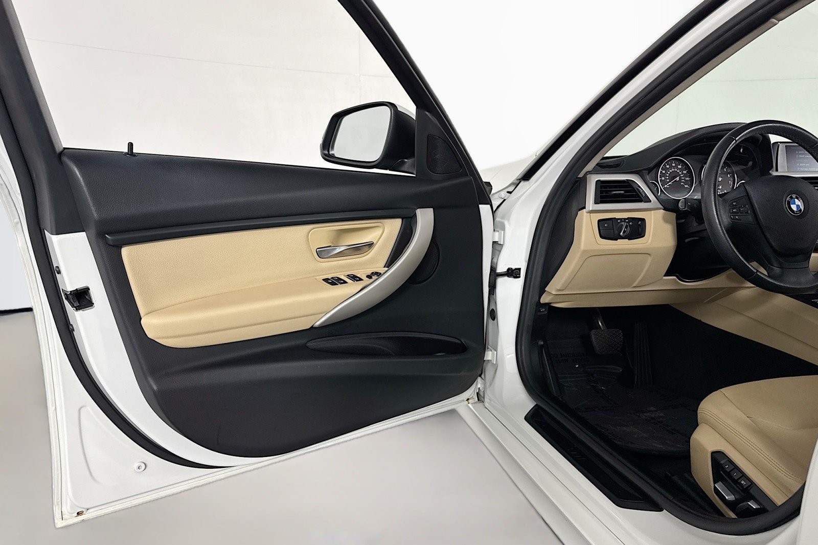 Used 2018 Alpine White BMW 320i image 20