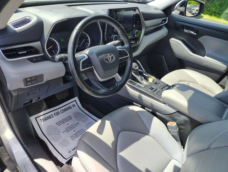 Used 2022 Silver Toyota XLE image 11