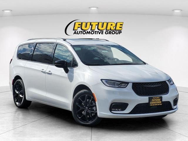 2026 Chrysler Pacifica Limited AWD's photo