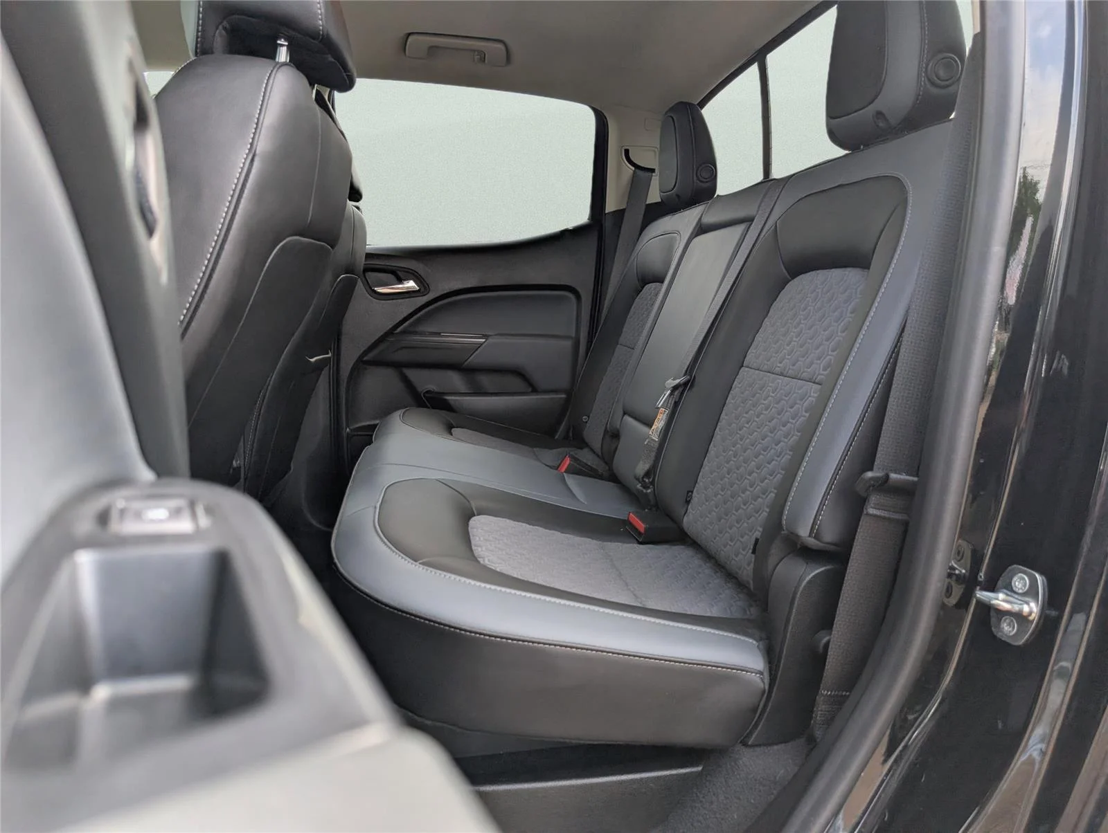 Used 2022 Black Chevrolet Z71 image 15