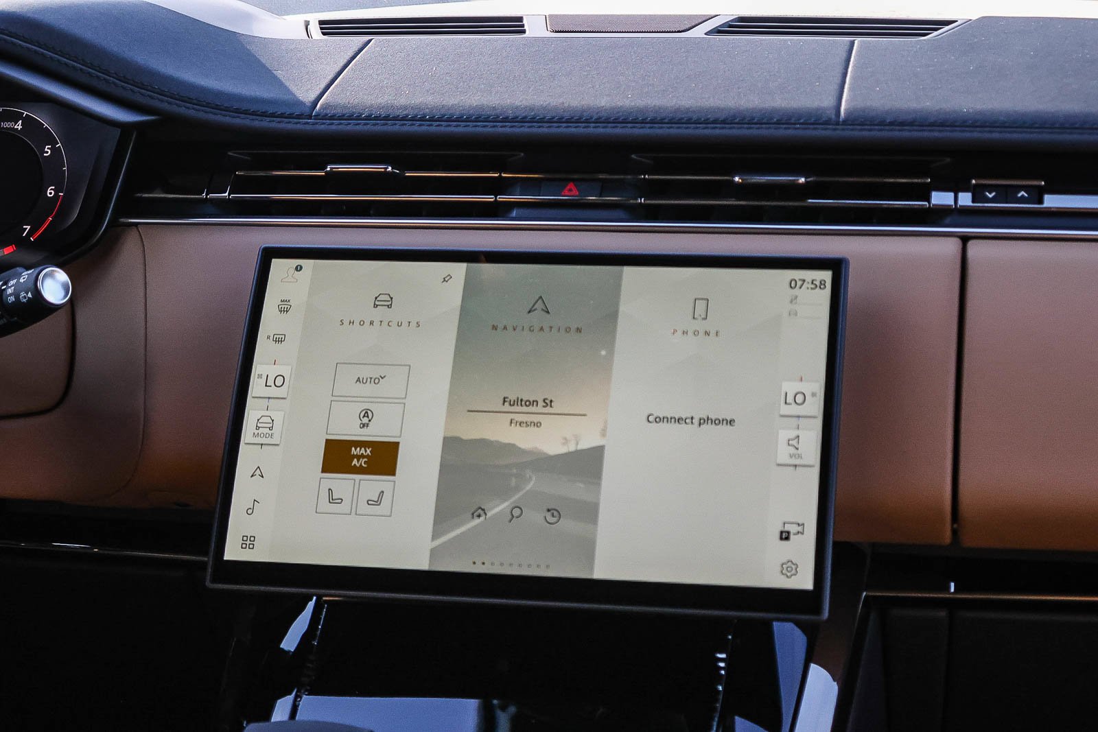 New 2026 Santorini Black Land Rover Dynamic SE image 17