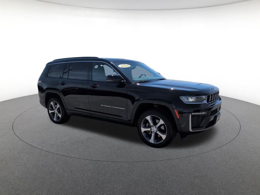 New 2026 Diamond Black Crystal Pearlcoat Jeep Limited image 4