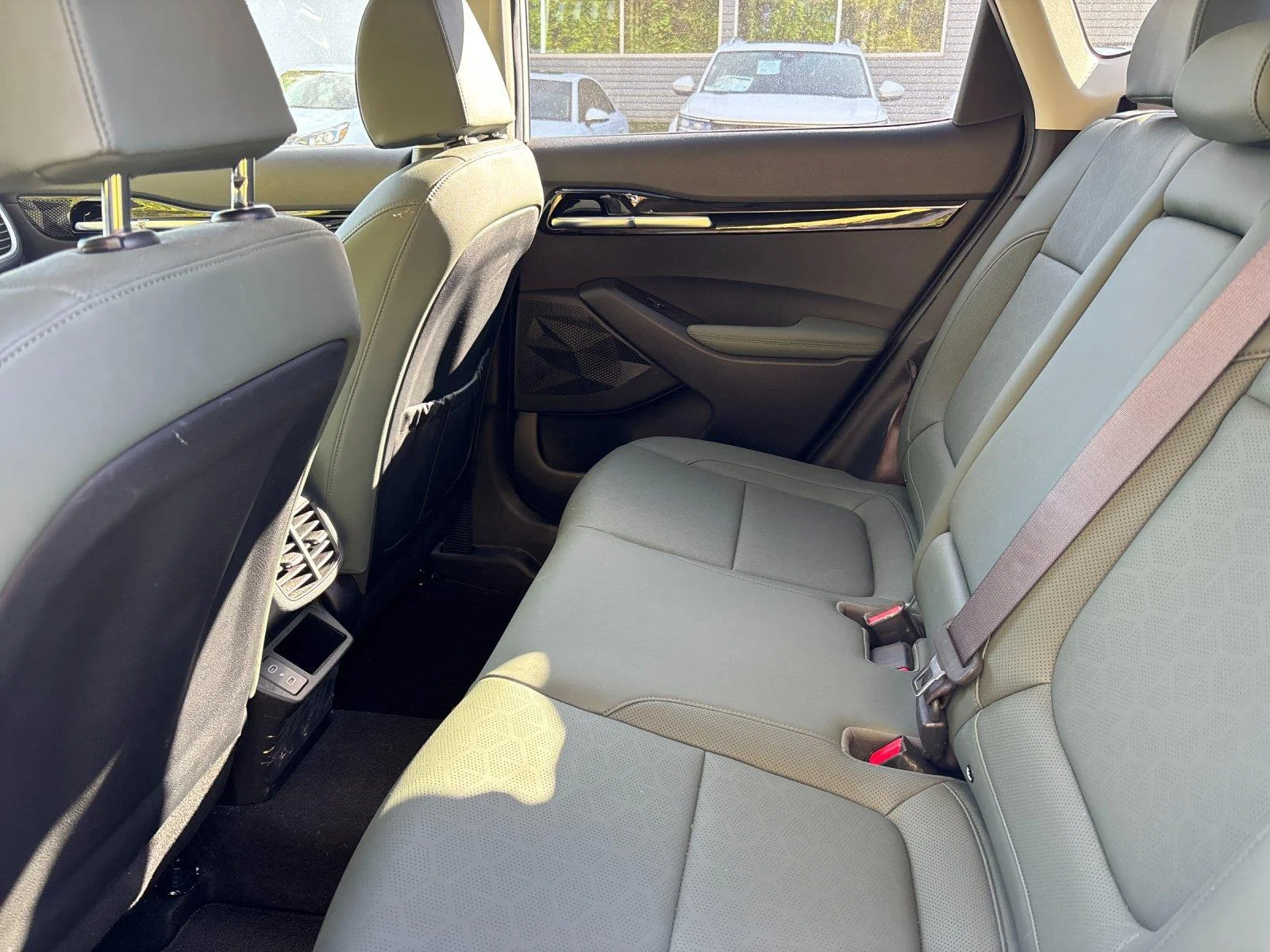 Used 2024 Snow White Pearl Kia SX image 32