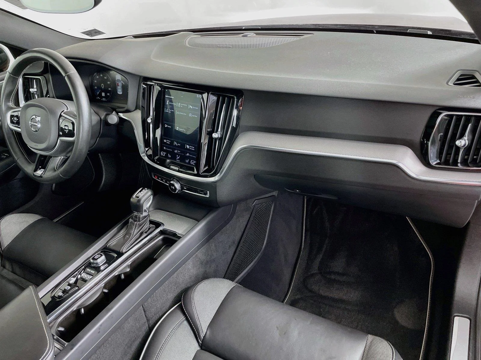 Used 2019 Fusion Red Metallic Volvo R-Design image 32